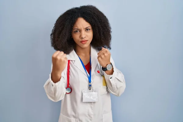 Young African American Woman Wearing Doctor Uniform Stethoscope Ready Fight — Stock Photo, Image