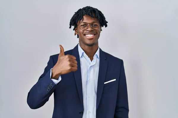 Junger Afrikanischer Mann Mit Dreadlocks Businessjacke Vor Weißem Hintergrund Macht — Stockfoto