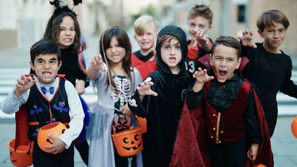 Grupo Crianças Vestindo Traje Halloween Fazendo Gesto Susto Rua — Fotografia de Stock