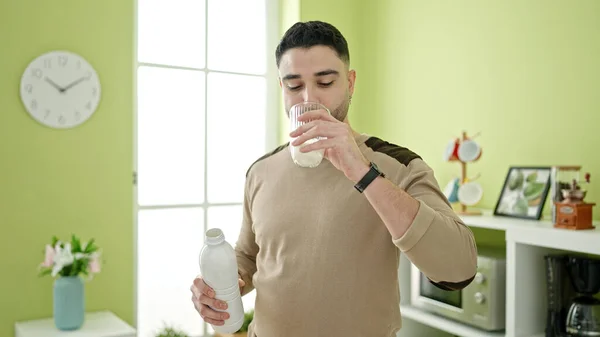 Jonge Arabier Die Thuis Glas Melk Drinkt — Stockfoto