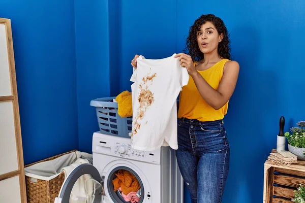 Young Latin Woman Holding Dirty Shirt Laundry Room — 图库照片