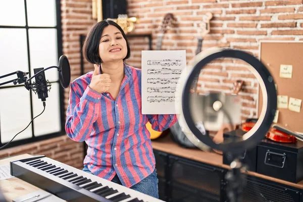 Jeune Femme Asiatique Faisant Tutoriel Musique Ligne Montrant Feuille Musique — Photo