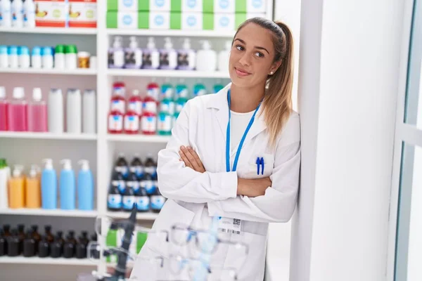 Young Beautiful Hispanic Woman Pharmacist Smiling Confident Standing Arms Crossed — Stock fotografie