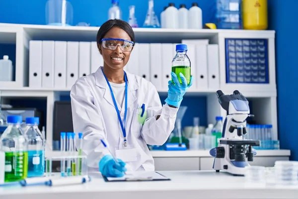 Mladý Africký Americký Žena Vědec Měření Kapaliny Laboratoři — Stock fotografie