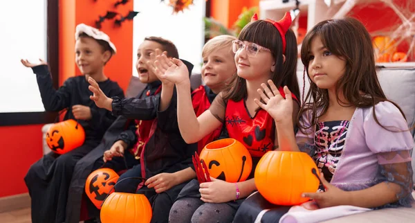 Grupo Crianças Vestindo Traje Halloween Dizendo Olá Com Mão Casa — Fotografia de Stock