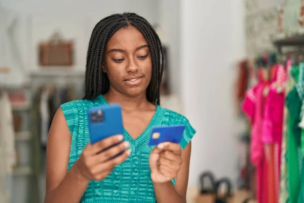 Afro Americana Cliente Usando Smartphone Cartão Crédito Loja Roupas — Fotografia de Stock