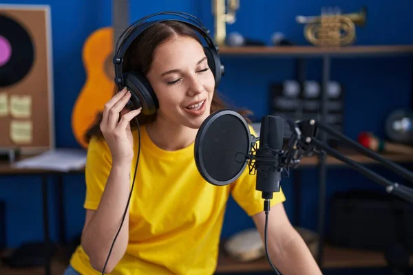 Jonge Vrouw Artiest Zingen Lied Muziekstudio — Stockfoto