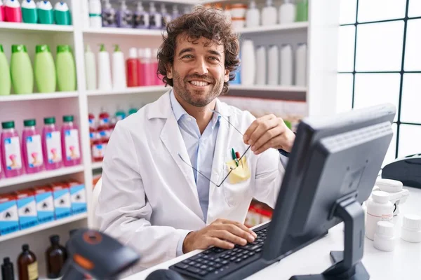 Joven Farmacéutico Hispano Sonriendo Confiado Usando Computadora Farmacia — Foto de Stock