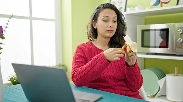 Junge Schöne Hispanische Frau Mit Laptop Banane Essen Esszimmer — Stockfoto