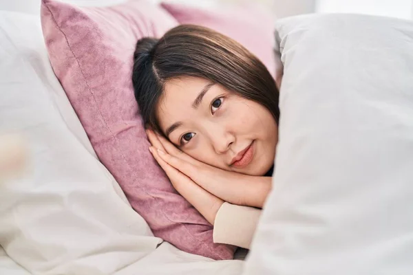 Kinesisk Kvinna Ler Säker Liggande Sängen Sovrummet — Stockfoto