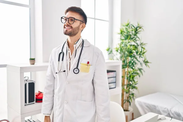 Latynos Noszący Mundur Lekarza Stetoskop Patrzący Bok Relaksujący Profil Naturalną — Zdjęcie stockowe