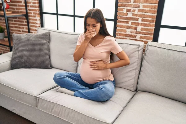 Jong Latijn Vrouw Zwanger Van Kots Expessie Thuis — Stockfoto