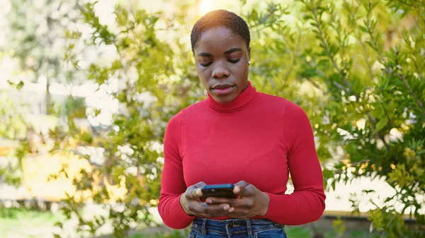 Femme Afro Américaine Utilisant Smartphone Avec Une Expression Sérieuse Parc — Photo