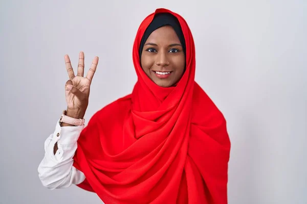 Jovem Árabe Mulher Vestindo Tradicional Islâmico Hijab Cachecol Mostrando Apontando — Fotografia de Stock