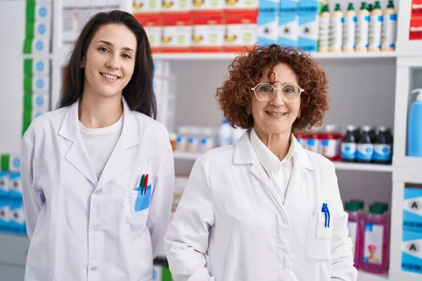 Две Женщины Фармацевты Улыбаются Уверенно Стоя Аптеке — стоковое фото