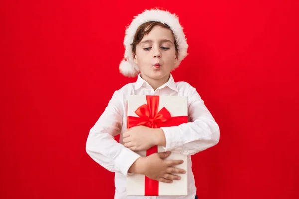 Petit Garçon Caucasien Portant Chapeau Noël Tenant Des Cadeaux Faisant — Photo