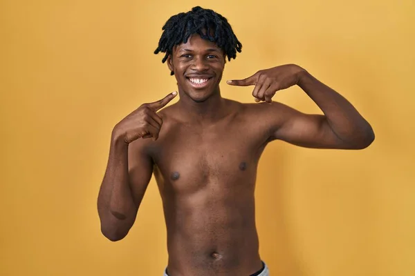 Молодой Африканский Человек Дредами Стоял Рубашки Улыбаясь Весело Показывая Показывая — стоковое фото