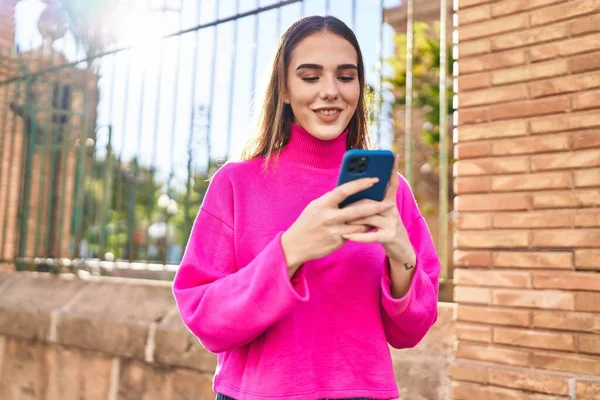 Sokakta Akıllı Telefon Kullanan Kendine Güvenen Genç Bir Kadın — Stok fotoğraf