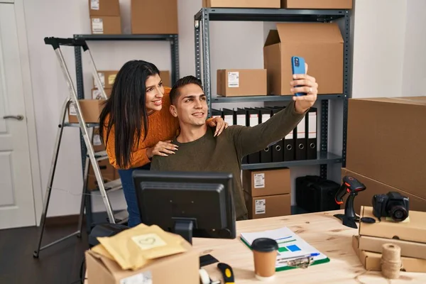 Mężczyzna Kobieta Commerce Pracowników Biznesowych Dokonać Selfie Przez Smartfona Biurze — Zdjęcie stockowe