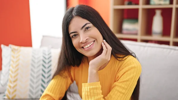 Νέα Όμορφη Ισπανόφωνη Γυναίκα Χαμογελά Αυτοπεποίθηση Κάθεται Στον Καναπέ Στο — Φωτογραφία Αρχείου