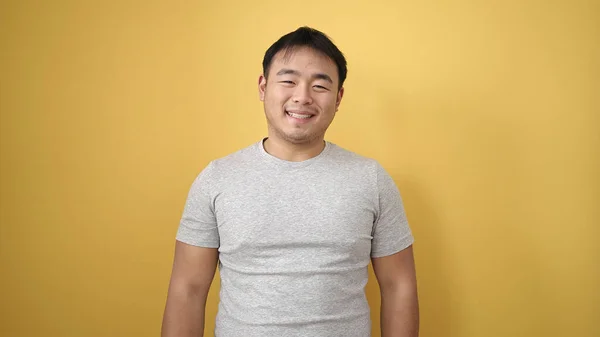 Mladý Číňan Muž Usměvavý Sebevědomě Stojící Nad Izolované Žluté Pozadí — Stock fotografie