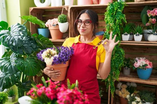 Jonge Arabische Vrouw Werkt Bij Bloemist Winkel Holding Plant Doet — Stockfoto