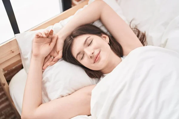 Beyaz Bir Kadın Yatakta Kendinden Emin Bir Şekilde Gülümsüyor — Stok fotoğraf