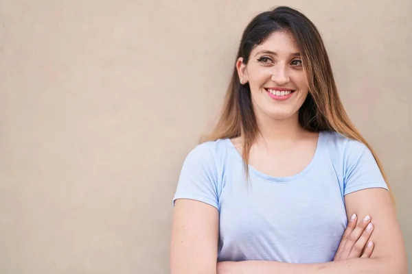 Mladá Hispánka Žena Usmívající Sebevědomě Stojící Rukama Zkříženýma Gesto Přes — Stock fotografie