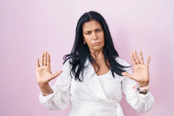 Mulher Hispânica Madura Sobre Fundo Rosa Afastando Mãos Palmas Das — Fotografia de Stock