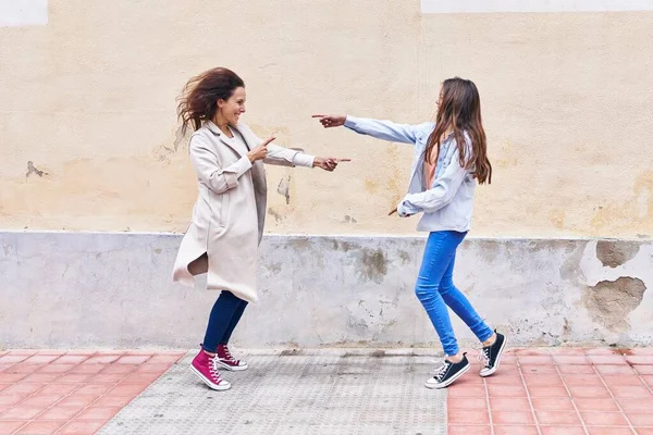 Frau Und Mädchen Mutter Und Tochter Tanzen Auf Der Straße — Stockfoto