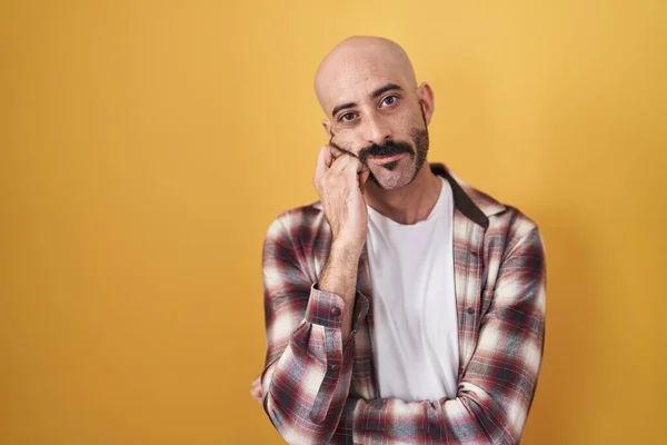Hombre Hispano Con Barba Pie Sobre Fondo Amarillo Pensando Que — Foto de Stock