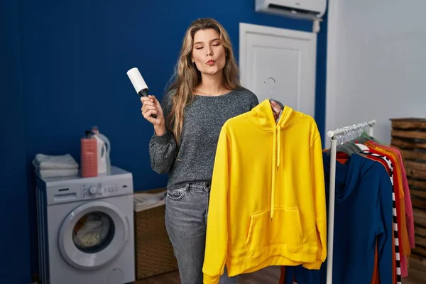Young Woman Using Lint Roll Remover Hair Clothes Looking Camera — Stock Photo, Image