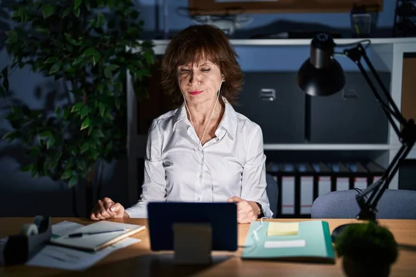 Mujer Mediana Edad Que Trabaja Oficina Por Noche Escéptica Nerviosa —  Fotos de Stock