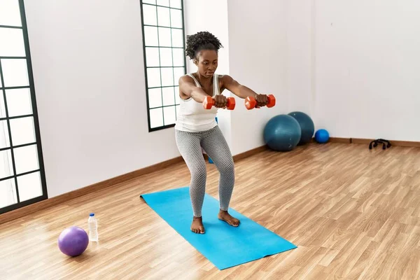Африканська Жінка Американка Яка Використовує Тумбочки Тренуючись Спортивному Центрі — стокове фото