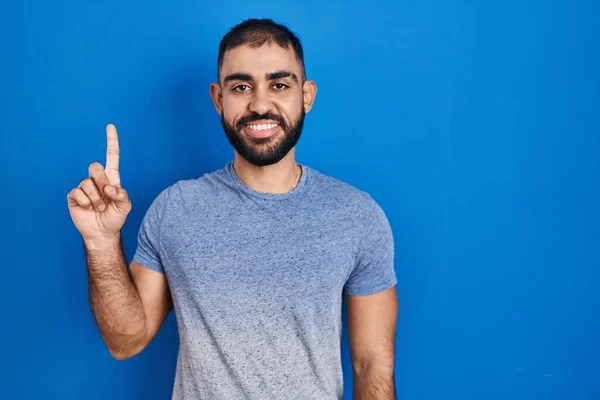 Nahost Mann Mit Bart Steht Auf Blauem Hintergrund Und Zeigt — Stockfoto