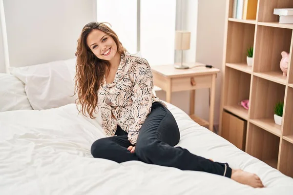 Ung Vacker Latinamerikansk Kvinna Ler Säker Sitter Sängen Sovrummet — Stockfoto