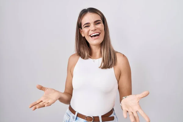 Spaanse Jonge Vrouw Staan Witte Achtergrond Glimlachend Vrolijk Met Open — Stockfoto