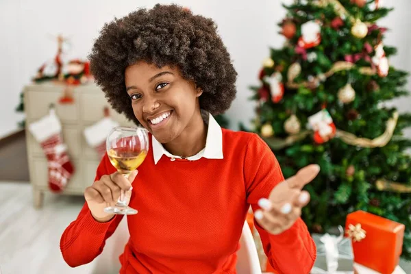 Jovem Afro Americana Brindar Com Vinho Sentado Junto Árvore Natal — Fotografia de Stock