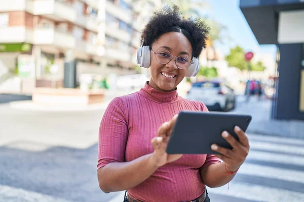 Αφροαμερικανή Γυναίκα Χαμογελά Αυτοπεποίθηση Χρησιμοποιώντας Touchpad Και Ακουστικά Στο Δρόμο — Φωτογραφία Αρχείου