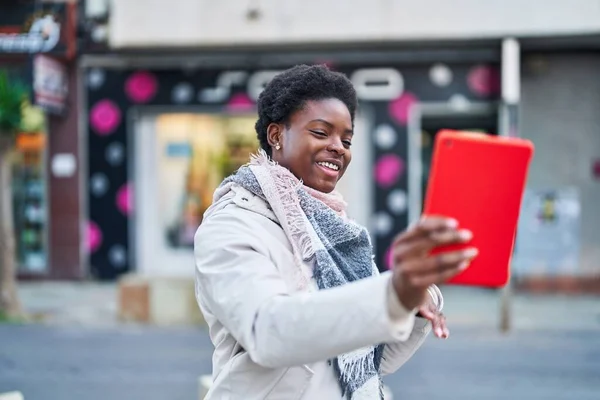 African American Woman Smiling Confident Having Video Call Street — Fotografia de Stock