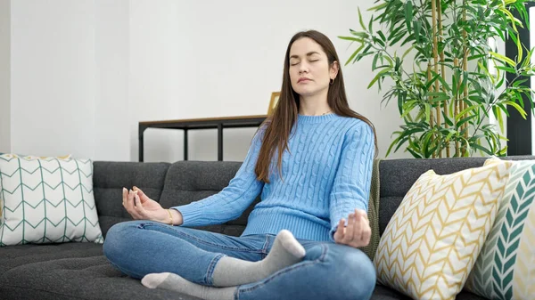 Junge Kaukasische Frau Macht Yoga Übungen Sitzend Auf Dem Sofa — Stockfoto