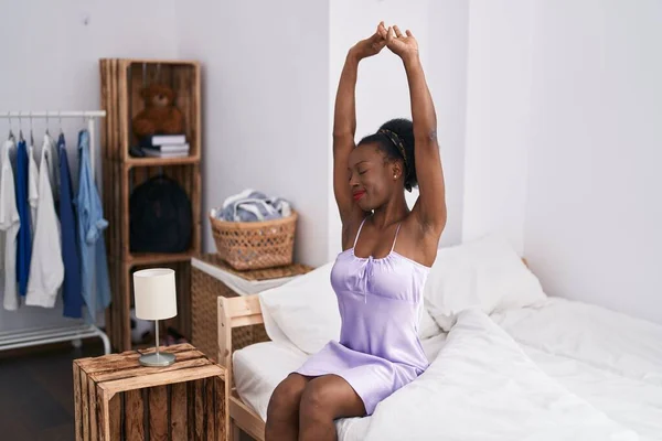 Afrikalı Amerikalı Bir Kadın Yatak Odasında Kollarını Açarak Uyanıyor — Stok fotoğraf