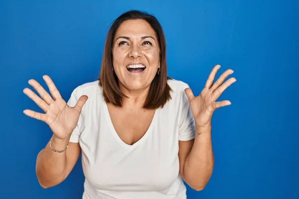 Hispanic Mature Woman Standing Blue Background Crazy Mad Shouting Yelling — Stock Photo, Image
