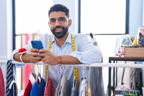 Jeune Tailleur Arabe Utilisant Smartphone Appuyé Sur Porte Vêtements Magasin — Photo