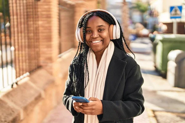 Αφροαμερικανή Γυναίκα Χαμογελά Αυτοπεποίθηση Ακούγοντας Μουσική Στο Δρόμο — Φωτογραφία Αρχείου