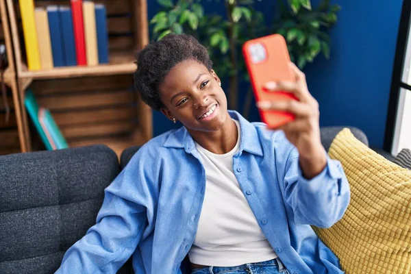 African American Woman Making Selfie Smartphone Sitting Sofa Home — 图库照片