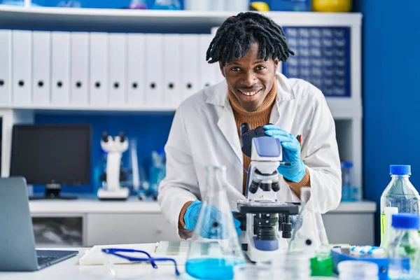 African American Man Scientist Using Microscope Laboratory — ストック写真