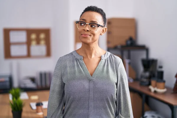 Africká Američanka Pracující Kanceláři Brýlemi Usmívající Strany Hledící Pryč Přemýšlející — Stock fotografie