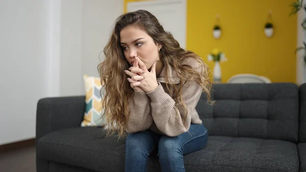 Young Beautiful Hispanic Woman Sitting Sofa Serious Expression Home — Stockfoto
