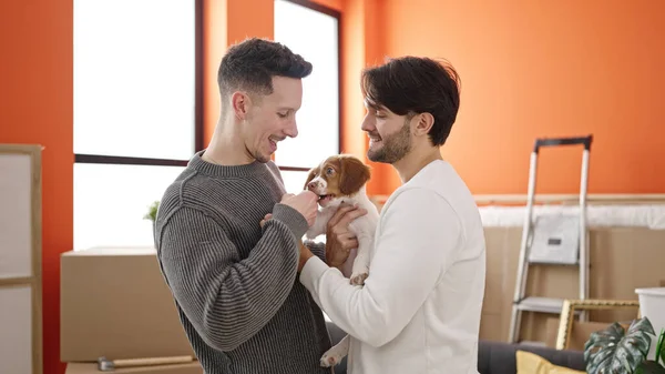 Dos Hombres Pareja Pie Abrazando Perro Con Expresión Seria Nuevo — Foto de Stock